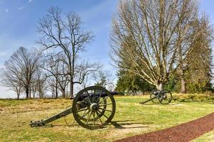 cañones en un campo de batalla en fredericksburg, virginia foto