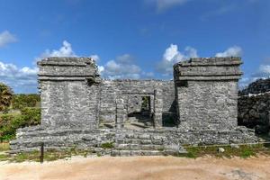 casa del cenote en ruinas mayas en tulum, mexo. los mayas usaban pozos naturales de cenotes para su agua dulce. foto