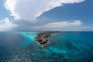 vista aérea de las claras aguas azules alrededor de punta sur en isla mujeres, méxico. foto
