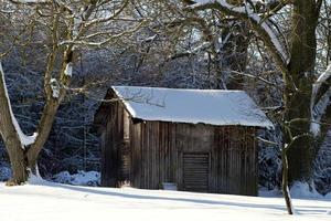 paisaje con cabaña de madera en la nieve foto