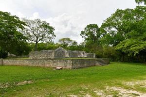 edzna es un sitio arqueológico maya en el norte del estado mexicano de campeche. plataforma de los cuchillos. foto