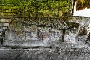 edzna es un sitio arqueológico maya en el norte del estado mexicano de campeche. templo de las mascaras. foto