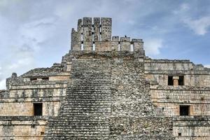 edzna es un sitio arqueológico maya en el norte del estado mexicano de campeche. edificio de cinco plantas. foto