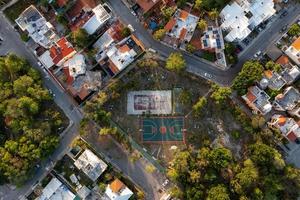 vista aérea de arriba hacia abajo de casas y complejos habitacionales en cancún, méxico. foto