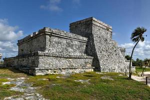 el castillo en el sitio arqueológico de la ciudad maya de tulum, méxico. foto