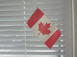 bandera del país de canadá en la temporada de invierno foto