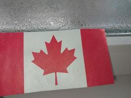bandera del país de canadá en la temporada de invierno foto