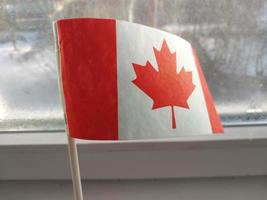 bandera del país de canadá en la temporada de invierno foto