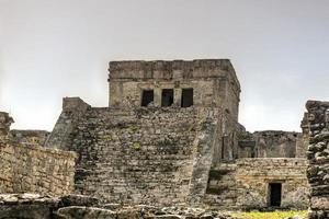 el castillo en el sitio arqueológico de la ciudad maya de tulum, méxico. foto