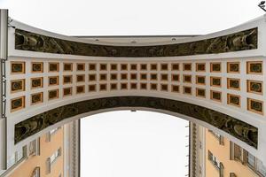 el arco triunfal de la plaza del palacio en st. petersburgo, rusia. foto