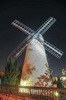 El molino de viento Montefiore es un molino de viento histórico en Jerusalén, Israel, construido en 1857 en una ladera frente a las murallas occidentales de la ciudad de Jerusalén. foto