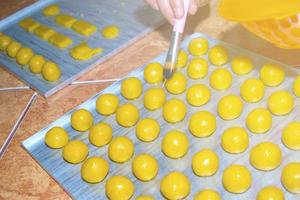 pastel nastar en una bandeja lista para poner en el horno foto