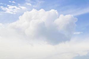 nubes blancas en el cielo en un día soleado foto