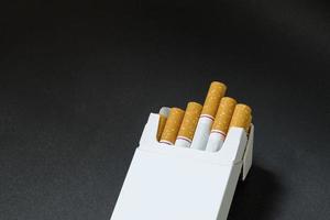 un paquete abierto de cigarrillos foto