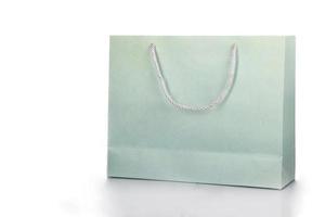 bolsa de papel verde liso. bolsas de papel para maquetas de productos o mercancías con espacio de copia sobre fondo blanco foto