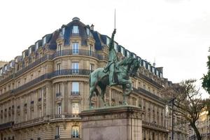 estatua de george washington a caballo en place d'iena en parís, francia. foto