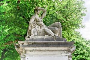 estatuas en la entrada del parc du cinquantenaire en bruselas, bélgica foto