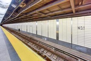 34th street - estación de metro hudson yards 7 que se inauguró en septiembre de 2015 en la ciudad de nueva york, alrededor de mayo de 2022 foto