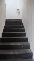 escaleras a una habitación, que está vacía y solitaria foto