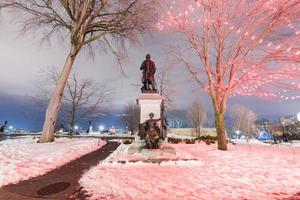 monumento al primer primer ministro de canadá y uno de los padres de la confederación, sir john a macdonald. foto