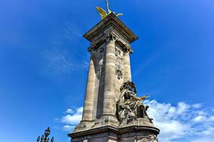 detalle del arte en el puente alexander iii en parís, francia. foto