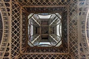 la icónica torre eiffel en parís, francia. foto