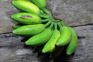 grandes frutas de plátano sobre fondo de madera foto