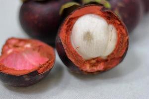 fruta de mangostán púrpura con delicioso núcleo. frutas para prevenir el cancer foto