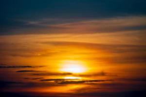 cielo del atardecer de la hora dorada. fondo de naturaleza abstracta foto