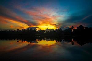 reflejo del atardecer en el agua. fondo de cielo dramático foto