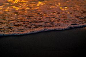 primer plano de las olas disparadas al atardecer foto