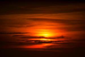 cielo del atardecer de la hora dorada. fondo de naturaleza abstracta foto