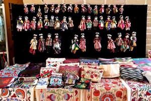 bujará.uzbekistán. tienda de souvenirs en la calle. juguetes hechos a mano vestidos con ropa tradicional uzbeka. foto