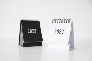 Calendario comercial 2023 en la mesa de la oficina en el día de año nuevo. hacer un plan de trabajo para el inicio del año. concepto sobre celebración, negocios, navidad, año nuevo. foto