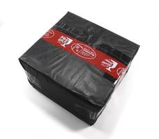 paquetes que están embalados en envoltura de plástico y cinta con la marca de unboxing y frágil foto