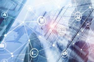 tic - tecnología de la información y las telecomunicaciones e iot - conceptos de internet de las cosas. diagramas con iconos en los fondos de la sala de servidores. foto