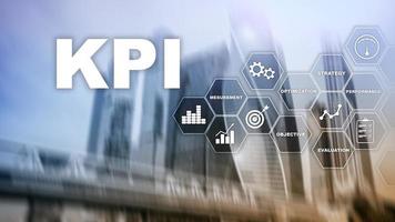 kpi - indicador clave de rendimiento. concepto de negocio y tecnología. exposición múltiple, técnica mixta. concepto financiero sobre fondo borroso foto