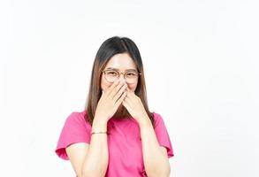 cubriendo la boca y la sonrisa de una hermosa mujer asiática aislada de fondo blanco foto