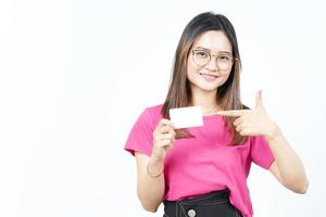 sosteniendo una tarjeta bancaria en blanco o una tarjeta de crédito de una hermosa mujer asiática aislada de fondo blanco foto