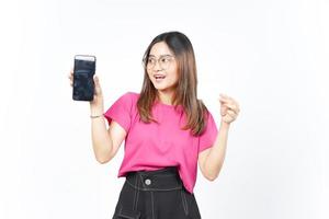 sosteniendo una tarjeta bancaria en blanco y un teléfono inteligente de pantalla en blanco de una hermosa mujer asiática aislada en blanco foto