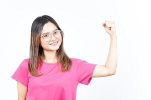 mostrando fuerza y levantando los brazos de una hermosa mujer asiática aislada de fondo blanco foto