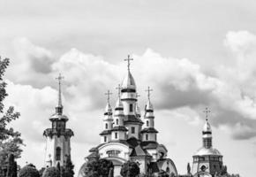 Cruz de la iglesia cristiana en alta torre campanario para la oración foto