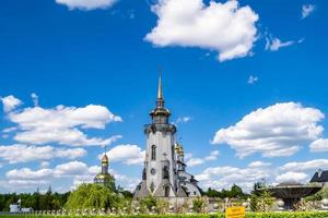 Cruz de la iglesia cristiana en alta torre campanario para la oración foto