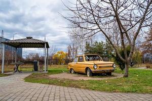 fotografía sobre el tema super viejo coche retro zaporozhets foto