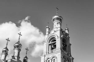 Cruz de la iglesia cristiana en alta torre campanario para la oración foto