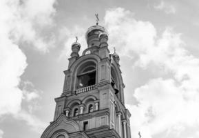 Cruz de la iglesia cristiana en alta torre campanario para la oración foto