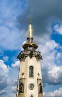 Cruz de la iglesia cristiana en alta torre campanario para la oración foto