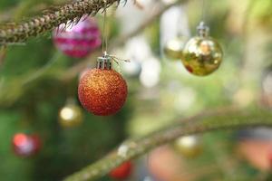 bolas en el árbol de navidad en el año nuevo foto