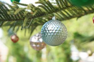 bolas en el árbol de navidad en el año nuevo foto
