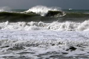 fuerte viento y tormenta en el mar mediterráneo. foto